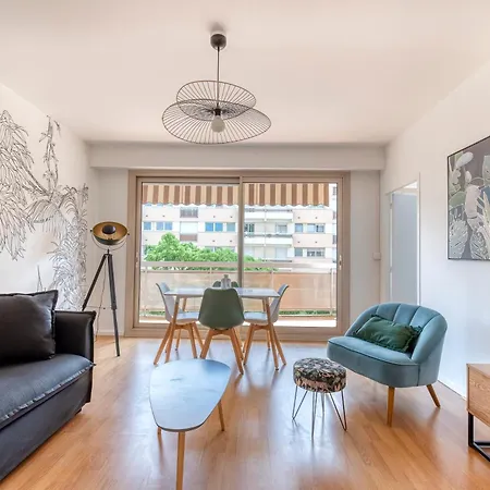 Le 8eme Art - 4 Chambres, Grand Espace, Balcon & Parking Gratuit Inclus Διαμέρισμα